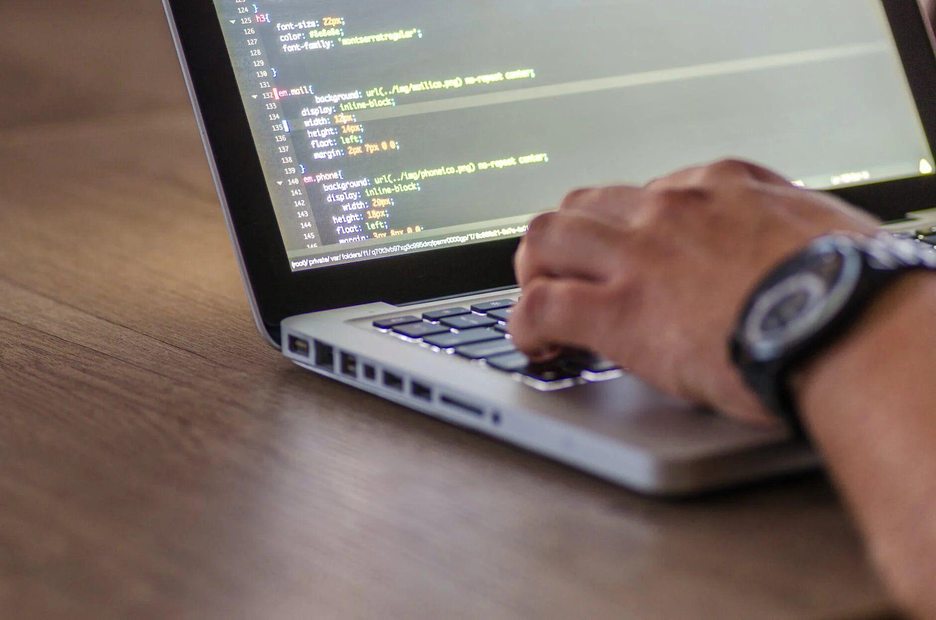 01- person doing MVP development in a computer